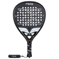Pala de pádel NOX NextGen Pro Attack 3K, con diseño en negro y detalles en blanco y naranja. Cuenta con una estructura perforada, puente reforzado y tecnología AVS para reducir vibraciones. Su grip incluye una correa de seguridad acolchada para mayor comodidad y sujeción.