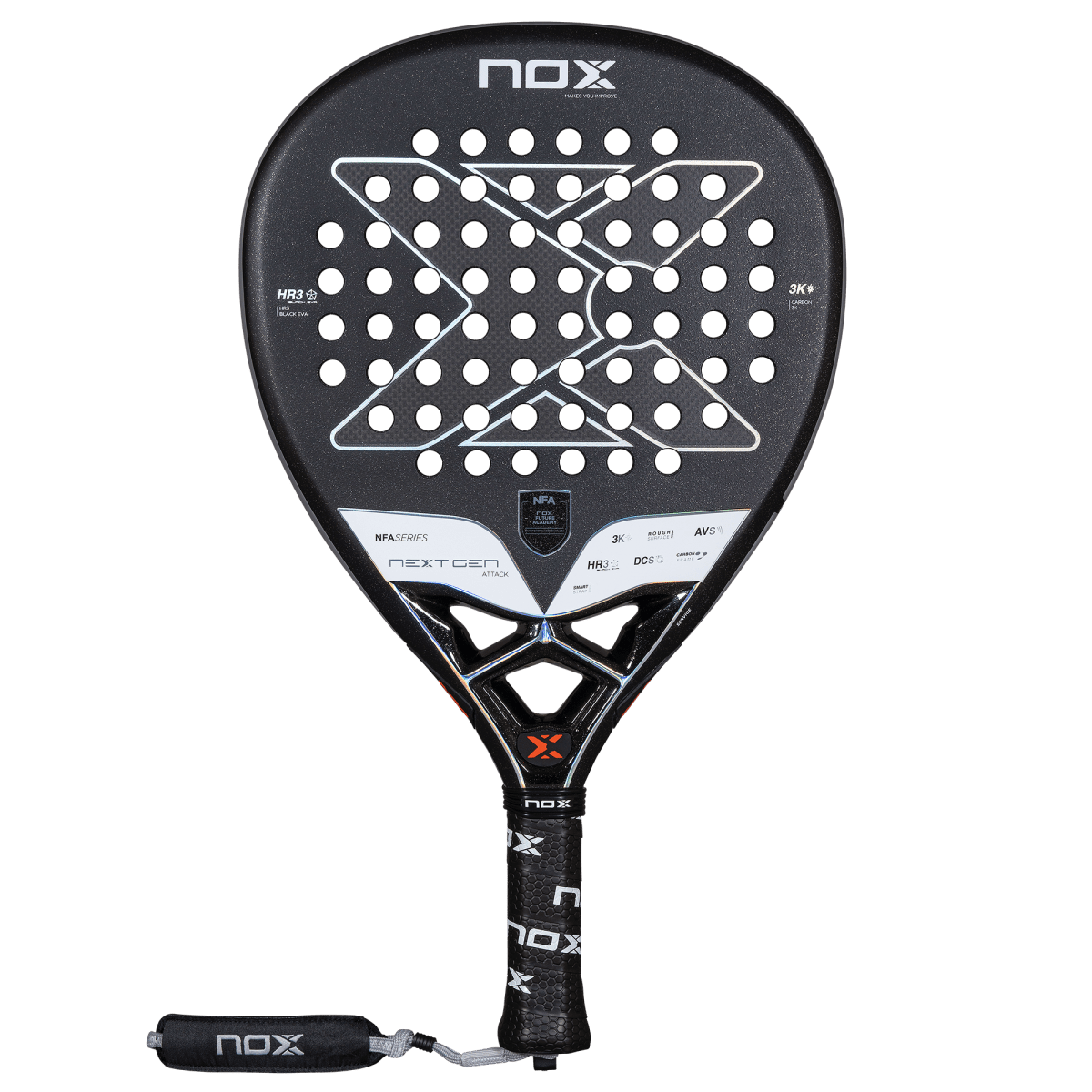 Pala de pádel NOX NextGen Pro Attack 3K, con diseño en negro y detalles en blanco y naranja. Cuenta con una estructura perforada, puente reforzado y tecnología AVS para reducir vibraciones. Su grip incluye una correa de seguridad acolchada para mayor comodidad y sujeción.