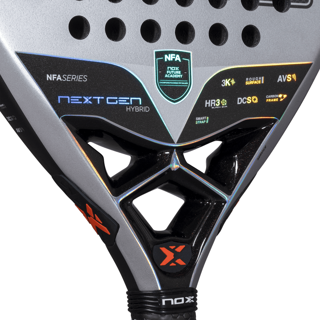 Detalle del puente de la pala de pádel NOX NextGen Pro Hybrid 3K, donde se aprecian las tecnologías incorporadas, como el sistema AVS para absorción de vibraciones, el marco de carbono, el núcleo HR3 y la superficie rugosa Rough Surface. También se observa el logotipo de la NOX Future Academy y el Smart Strap para un agarre personalizable. Diseño en tonos plateado, negro y detalles en naranja y azul.