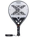 Pala de pádel NOX NextGen Pro Hybrid 3K, con diseño en tonos plateado, negro y detalles en azul. Presenta una estructura perforada, puente reforzado y tecnologías AVS y DCS para mayor control y reducción de vibraciones. Incluye grip con correa de seguridad acolchada para mejor sujeción y comodidad.